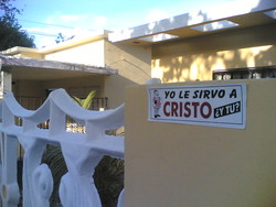 Un deterrente piu' efficace dei cartelli "attenti al cane". Il cartello "Io servo Cristo, e tu?"