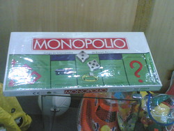 I giochi da tavolo hanno nomi diversi... "Monopolio" e' piu' divertente e sintetizza meglio  l'obiettivo del gioco.