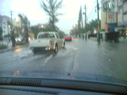 Andando al lavoro dopo la tempesta tropicale Noel, le strade sono diventate fiumi