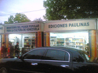 Fiera del libro all'insegna del compromesso storico: le edizioni Paoline accanto allo stand del "Ministero del potere popolare" del Venezuela