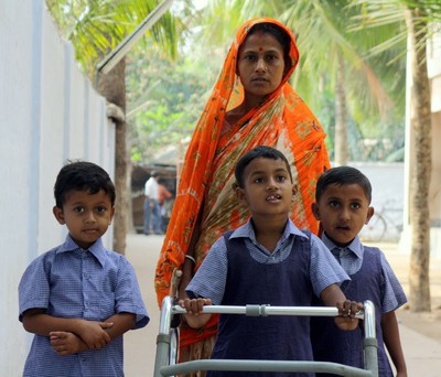 Chalna, Bangladesh. Verso scuola. Foto di Daniele Bagnaresi