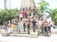 João Pessoa, Brasile. Ragazzi con le croci rappresentanti i bimbi di strada,sotto la grande statua della Piazza dei Tre Poteri. Foto di Massimiliano Gipponi