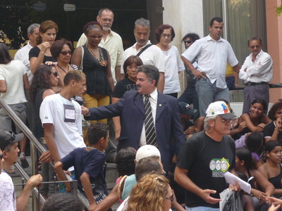 João Pessoa, Brasile. Membro dell'Assemblea Legislativa scende in mezzo ai manifestanti per firmare la carta con le varie richieste. Foto di Massimiliano Gipponi