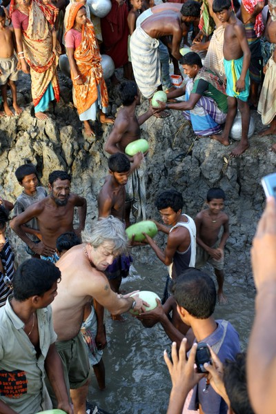 Chalna, Bangladesh. Operazione di soccorso: distribuzione del cibo. Foto di Daniele Bagnaresi