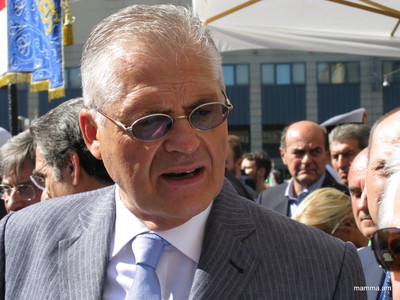Paolo Bolognesi, sullo sfondo Pier Luigi Bersani
