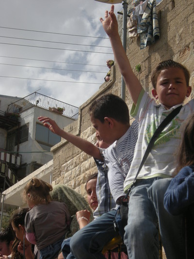 Essere bambini a Gerusalemme Est  Quasi il 78% dei bambini di Gerusalemme Est vive sotto la soglia di povertà, contro il 40% dei bambini ebrei. Ai figli delle famiglie palestinesi, la municipalità di Gerusalemme distribuisce le briciole: il 15% del budget totale del Comune per l’istruzione, l’1,2% per cultura e arte. Il 50% degli studenti palestinesi abbandona la scuola prima del termine. Oltre 10mila bambini sono considerati illegali nelle proprie case dalla legge israeliana, che procede con le confische e la restrizione dei piani di costruzione: se un residente palestinese chiede di aggiungere un piano alla sua casa, la Commissione dei piani edilizi gli impone di distruggere interamente l’abitazione e costruirla di nuovo con un piano in più. Le discriminazioni sono angoli vivi: Gerusalemme Est vive in condizioni peggiori del resto della Cisgiordania. Oltre 160mila residenti non sono allacciati alla rete dell’acqua, i rifiuti si accumulano per le strade dissestate. 
