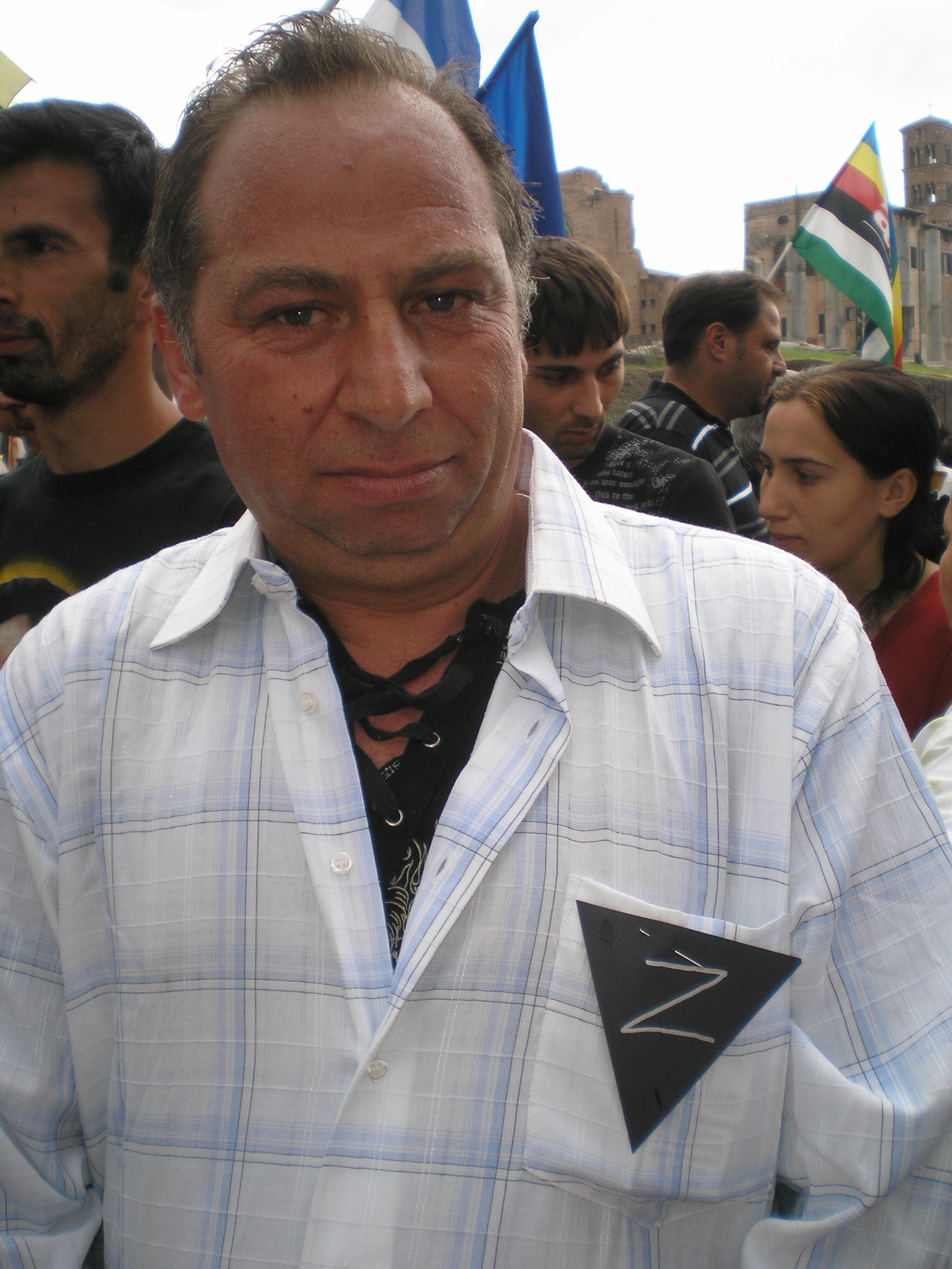Un partecipante al corteo dell'8 giugno 2008 organizzato da associazioni rom e sinte. Il triangolo nero identificava gli "zingari" durante la persecuzione nazista